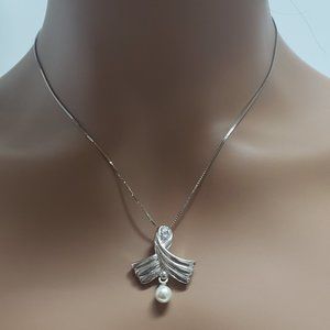 Elegant Pearl Pendant Necklace in 925 Silver